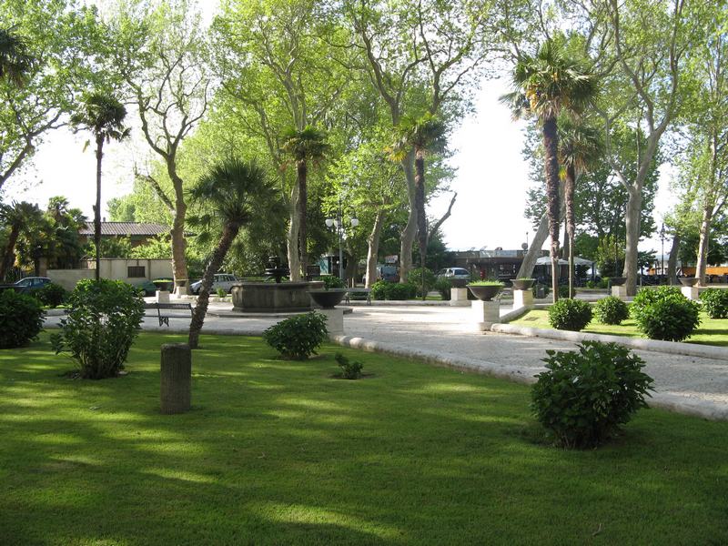 502 Park vor dem Hotel Royal.JPG